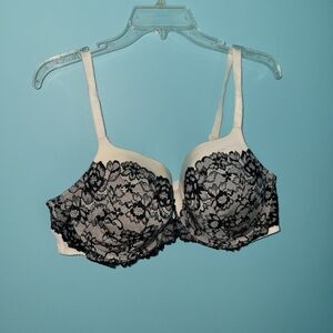 Torrid Black & White Laced Bra sz. 42D